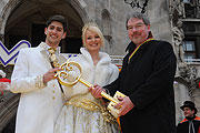 Stadtrat Alexander Reissl über den Stadtschlüssel an Narrhalla Prinzenpaar 2012 Niklas I. und Julia I. (Foto. Ingrid Grossmann)